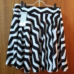 BLACK AND WHITE CHEVRON STRIPED SKATER SKIRT